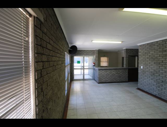 226M² BUSINESS CENTRE TO LET IN VREDENBURG